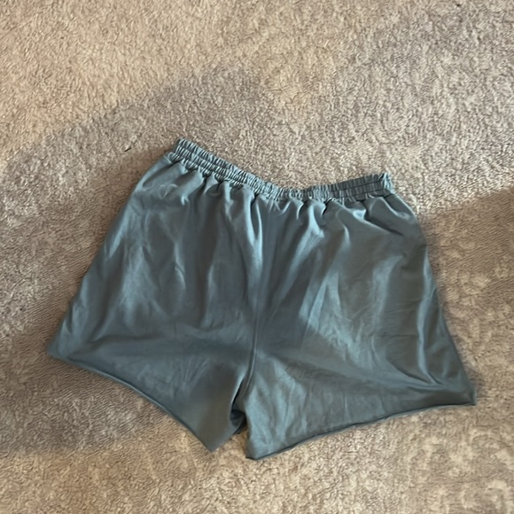 Vuori Boyfriend Short-Women's DreamKnit™ Short - Picture 3 of 3